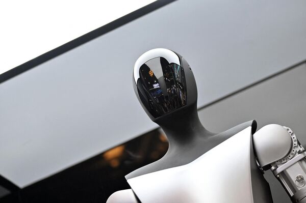 Робот Tesla на выставке в Шанхае. - Sputnik Молдова