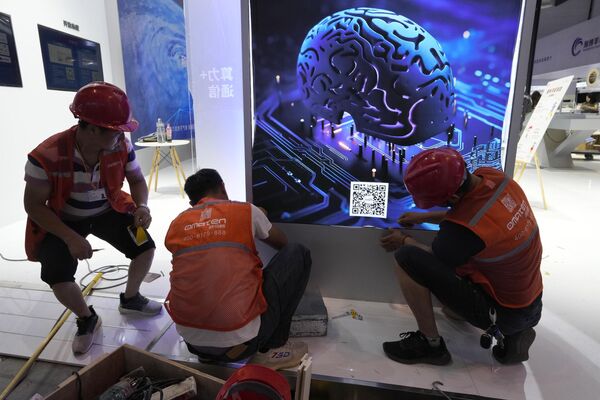 Рабочие устанавливают дисплей на стенде китайского производителя суперкомпьютеров Sugon. - Sputnik Молдова