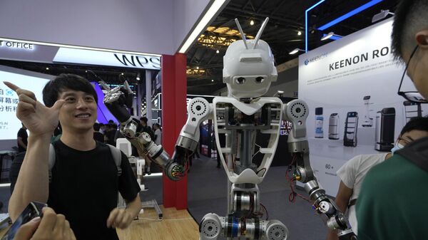 Посетитель повторяет жест робота на Всемирной конференции по искусственному интеллекту в Шанхае - Sputnik Молдова
