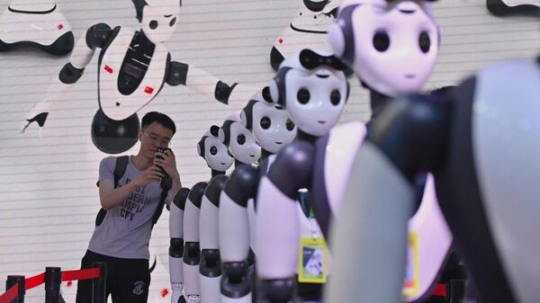 Посетитель фотографирует роботов на Всемирной конференции по искусственному интеллекту в Шанхае - Sputnik Молдова
