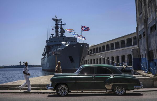 Un marinar cubanez trece pe lângă nava de antrenament a Marinei ruse, Perekop, în Golful Havana, Cuba, marți, 11 iulie 2023.  - Sputnik Moldova