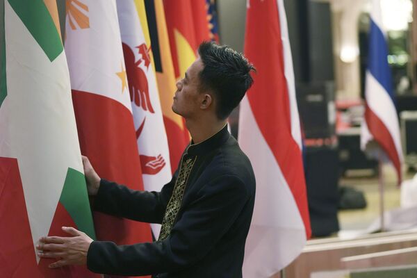 Подготовка флагов на саммите АСЕАН в Джакарте. - Sputnik Молдова