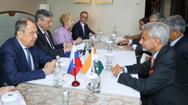 Министр иностранных дел РФ Сергей Лавров и министр иностранных дел Индии Субраманьям Джайшанкар во время встречи в Джакарте - Sputnik Moldova