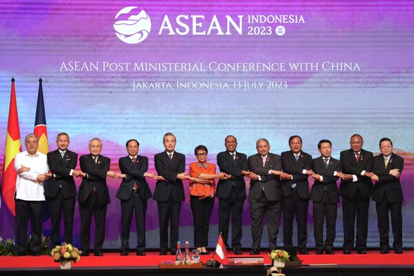 Групповое фотографирование на саммите АСЕАН в Джакарте. - Sputnik Молдова
