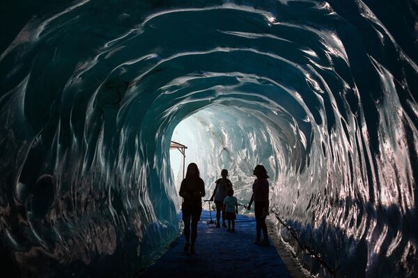 Oameni care se plimbă în interiorul Grotte de Glace (Peștera de Gheață) din Mer de Glace (Marea de Gheață) din Chamonix-Mont-Blanc. - Sputnik Moldova