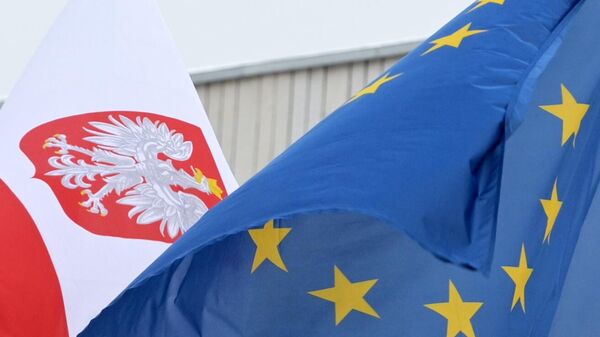 Флаги на территории посольства Польши в Москве. - Sputnik Moldova
