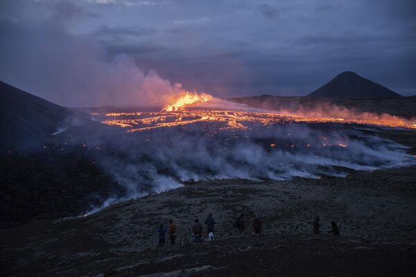 Erupție de lava a vulcanului Fagradalsfjall din apropierea muntelui Litli-Hrútur, la aproximativ 30 de kilometri sud-vest de Reykjavik, Islanda, luni, 10 iulie 2023. Autoritățile islandeze au avertizat marți spectatorii să stea mai departe de vulcan pentru că a început să arunce  în atmosferă lavă și gaze nocive  - Sputnik Moldova