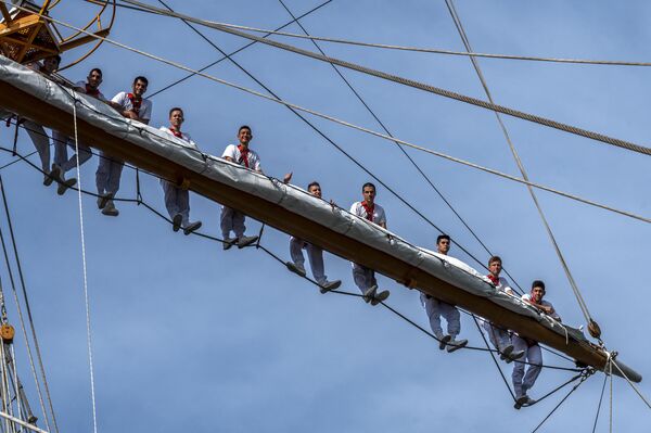 Члены экипажа учебного корабля ВМС Чили &quot;Эсмеральда&quot; стоят на мачте по прибытии в порт Бальбоа в районе Панамского канала, Панама-Сити. - Sputnik Молдова