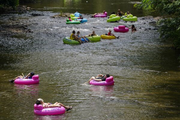 Oameni care plutesc pe râul Chattahoochee în Helen, 13 iulie 2023. - Sputnik Moldova
