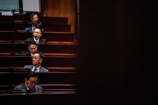 Legislatorii participă la o sesiune de întrebări și răspunsuri susținută de șeful executivului din Hong Kong, John Lee, la Hong Kong pe 13 iulie 2023, care a fost ultima sesiune înainte de vacanța de vară a legislatorilor. - Sputnik Moldova