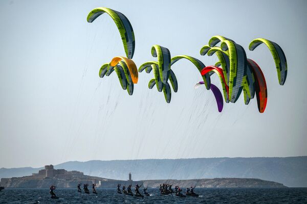 Kite-surferii concurează în timpul pregătirilor pentru Jocurile Olimpice de la Paris 2024 la Marina Roucas Blanc din Marsilia în sudul Franței, 10 iulie 2023. - Sputnik Moldova