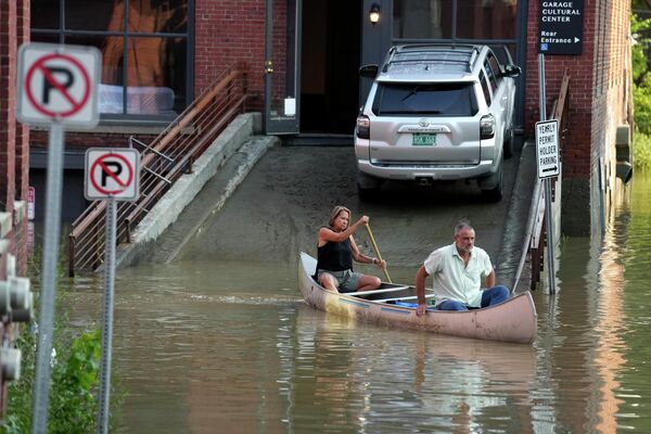 Люди спасаются от наводнения в Монпелье, США. - Sputnik Молдова
