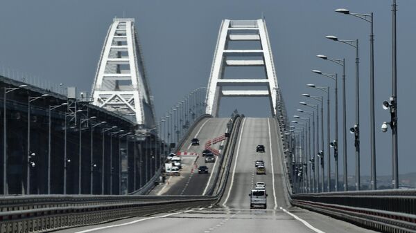 Движение автомобилей по Крымскому мосту - Sputnik Молдова