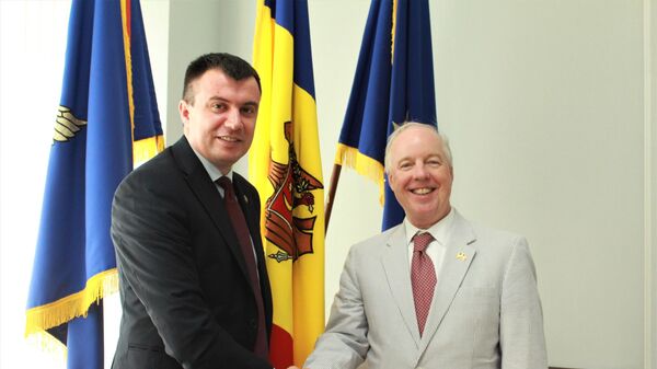 Начальник Государственной налоговой службы Петру Ротару и посол США в Молдове Кент Логсдон - Sputnik Молдова
