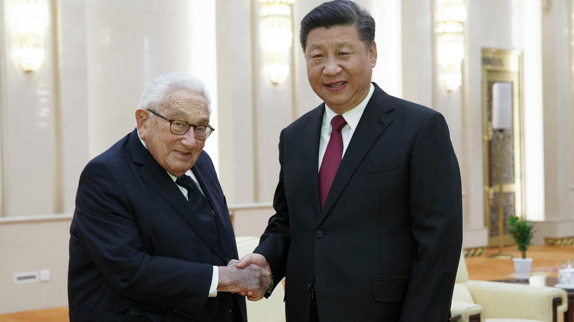 Președintele chinez Xi Jinping l-a primit pe fostul secretar american de stat Henry Kissinger la Beijing - Sputnik Moldova, 1920, 21.07.2023