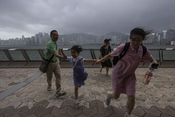 Туристы убегают от тайфуна в Гонконге. - Sputnik Молдова