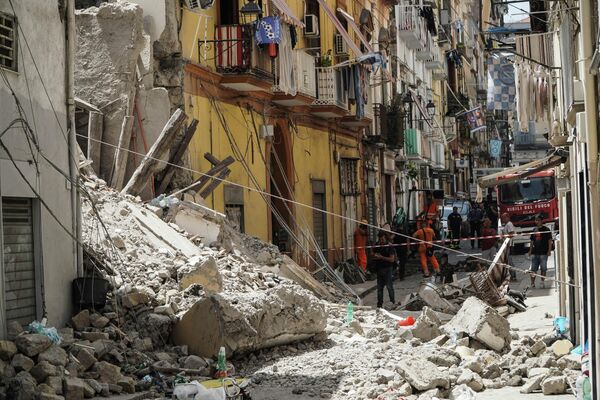 Спасательные команды работают на месте обрушившегося здания в Торре-дель-Греко, Италия. - Sputnik Молдова