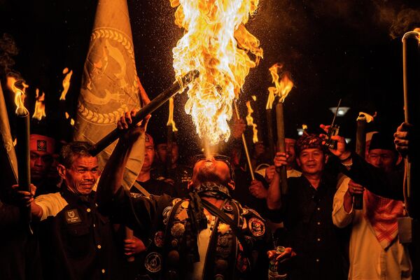 Мусульмане проводят парад факелов в честь празднования исламского Нового года, Индонезия. - Sputnik Молдова