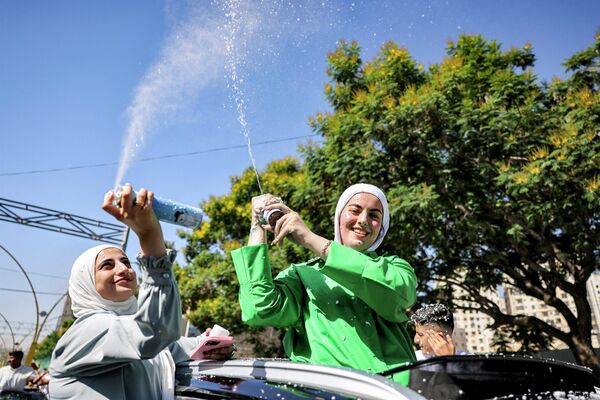 Девушки празднуют получение аттестатов средней школы в городе Хеврон, Палестина. - Sputnik Молдова
