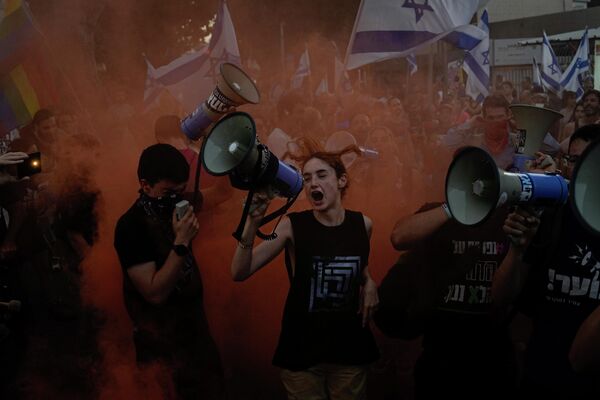 Демонстранты на акции протеста против судебной реформы в Тель-Авиве, Израиль. - Sputnik Молдова