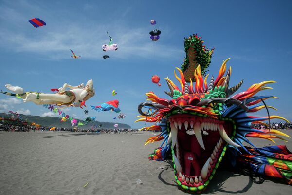 Международный фестиваль воздушных змеев в Бантуле, Джокьякарта, Индонезия. - Sputnik Молдова
