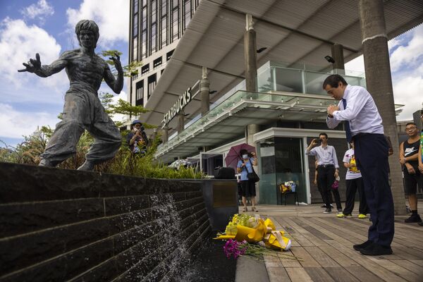 Поклонники Брюса Ли собираются в Гонконге перед статуей мастера боевых искусств, чтобы отметить 50-ю годовщину его смерти. - Sputnik Молдова