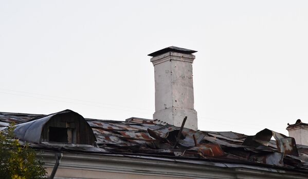 Поврежденная беспилотником крыша дома на Комсомольском проспекте в Москве - Sputnik Молдова