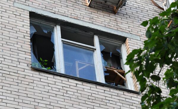 Выбитые стекла в жилом доме на Комсомольском проспекте. - Sputnik Молдова