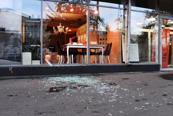 Разбитая витрина кафе на проспекте, где произошла атака беспилотника. - Sputnik Молдова