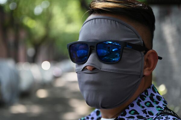 Житель Пекина в маске, защищающей от солнца. - Sputnik Молдова
