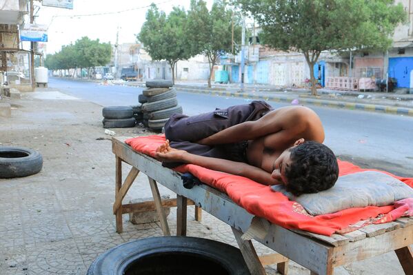 Мужчина спит на улице из-за сильной жары в йеменском портовом городе Ходейда на Красном море. - Sputnik Молдова