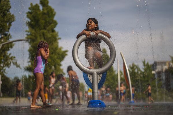 Дети на городском пляже  парка Рио в Мадриде. - Sputnik Молдова