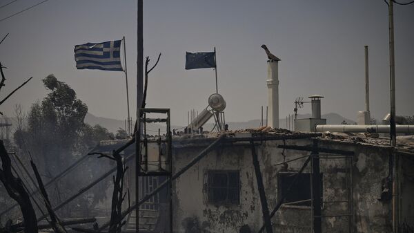 Развевающиеся греческие и европейские флаги на сгоревшем здании на греческом острове Родос - Sputnik Moldova