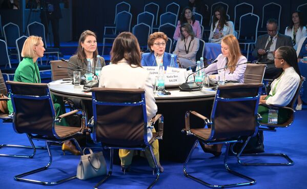 Al II-lea Summit și Forum Rusia-Africa Participanți la sesiunea: &quot;Femeile din Rusia și Africa: cooperare internațională pentru dezvoltare durabilă și progres social&quot; - Sputnik Moldova