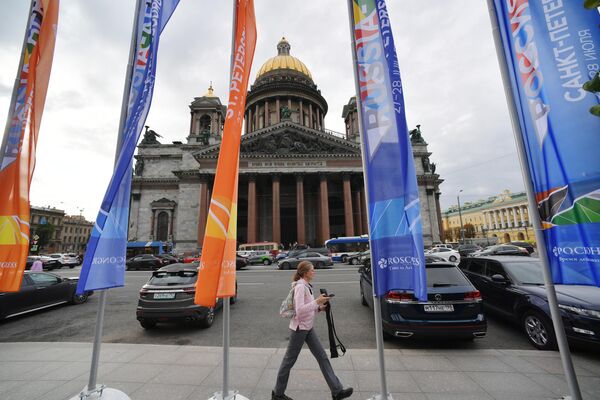 Bannere în apropierea Catedralei Sfântul Isaac, care au coincis cu cel de-al doilea Summit Rusia-Africa, Forumul economic și umanitar de la Sankt Petersburg. - Sputnik Moldova