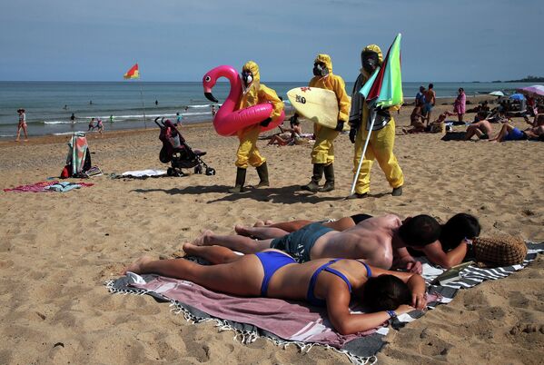 Активисты-экологи из фонда Bizi и Surf Rider Foundation протестуют на пляже Бидара, юго-запад Франции, в воскресенье, 23 июля 2023 года. Акция протеста против загрязнения воды для купания. - Sputnik Молдова
