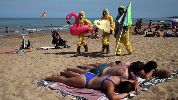 Активисты-экологи из фонда Bizi и Surf Rider Foundation протестуют на пляже Бидара, Франция - Sputnik Молдова