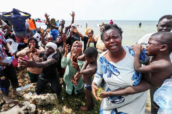 Мигранты из Африки, застрявшие на берегу моря на ливийско-тунисской границе в Рас-Джедире, реагируют на журналистов 26 июля 2023 года. - Sputnik Молдова