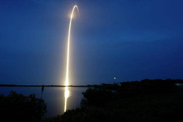 Ракета SpaceX Falcon 9 с полезной нагрузкой интернет-спутников Starlink V2 Mini видна во время экспозиции во время взлета со стартового комплекса на станции космических сил на мысе Канаверал, штат Флорида, поздно вечером в воскресенье, 23 июля 2023 года. - Sputnik Молдова