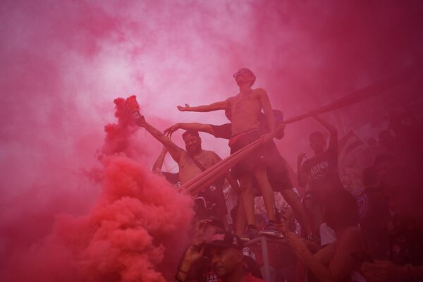 Члены фан-клуба ФК &quot;Каракас&quot;, называющие себя &quot;Красные демоны&quot;, зажигают красные дымовые факелы, болея за свою команду во время футбольного дерби против &quot;Депортиво Тачира&quot; на стадионе &quot;Олимпико&quot; в Каракасе, Венесуэла, воскресенье, 23 июля 2023 г. - Sputnik Молдова