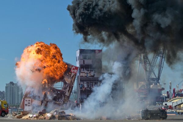 Взрыв в разрушенном здании во время гражданских учений, являющихся частью военных учений Хань Гуан, в гавани Аньпин в Тайнане 25 июля 2023 года. - Sputnik Молдова