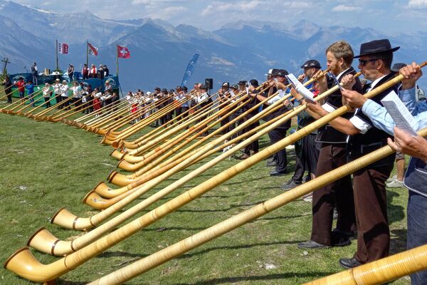 Около ста альпийских музыкантов выступают вместе в последний день 22-го Международного альпийского фестиваля на горном пастбище Тракуэ, на высоте 2200 метров в швейцарских Альпах над Нендазом, 23 июля 2023 года. - Sputnik Молдова