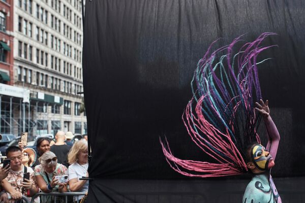 Модель, нарисованная художником, позирует во время ежегодного дня бодиарта Human Connection Arts в Нью-Йорке в парке Юнион-сквер в воскресенье, 23 июля 2023 года, в Нью-Йорке. - Sputnik Молдова