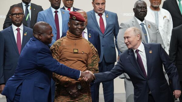 Совместное фотографирование президента РФ В. Путина с главами делегаций - участниками II Саммита Россия - Африка - Sputnik Moldova