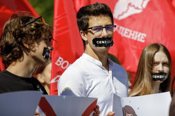 Активисты и сторонники партии &quot;Renastere-Возрождение&quot; выступают против цензуры и создания в стране по инициативе Майи Санду Центра стратегической коммуникации и борьбы с дезинформацией. - Sputnik Молдова