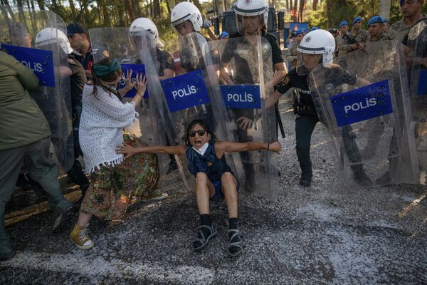 Протестующий и полиция в турецком городе Икизкой, провинция Мугла. - Sputnik Молдова