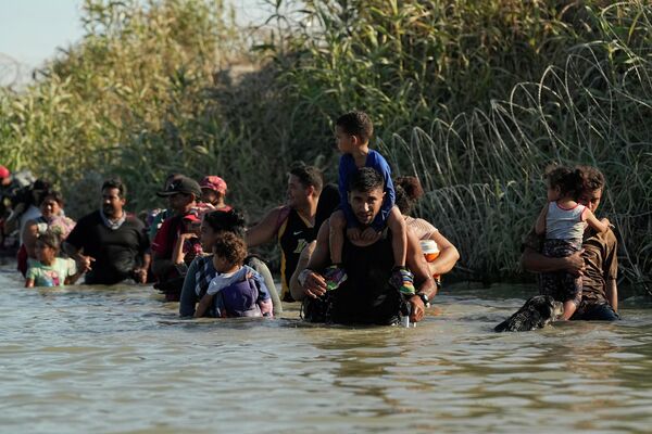 Мигранты идут вдоль по реке Рио-Гранде на границе Мексики и США. - Sputnik Молдова