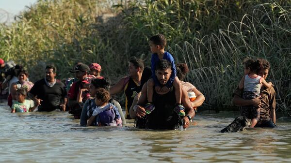 Мигранты передвигаются вдоль берегов Рио-Гранде после перехода из Мексики в США - Sputnik Moldova
