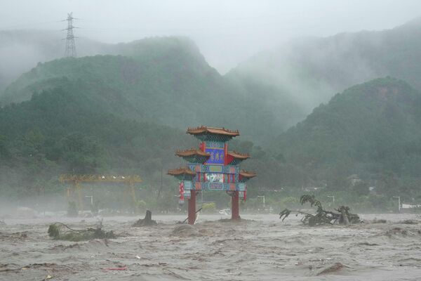 Ворота, затопленные паводковыми водами в районе Мяофэншань на окраине Пекина. - Sputnik Молдова