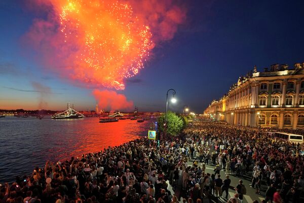 Фейерверк во время празднования Дня ВМФ России в Санкт-Петербурге. - Sputnik Молдова